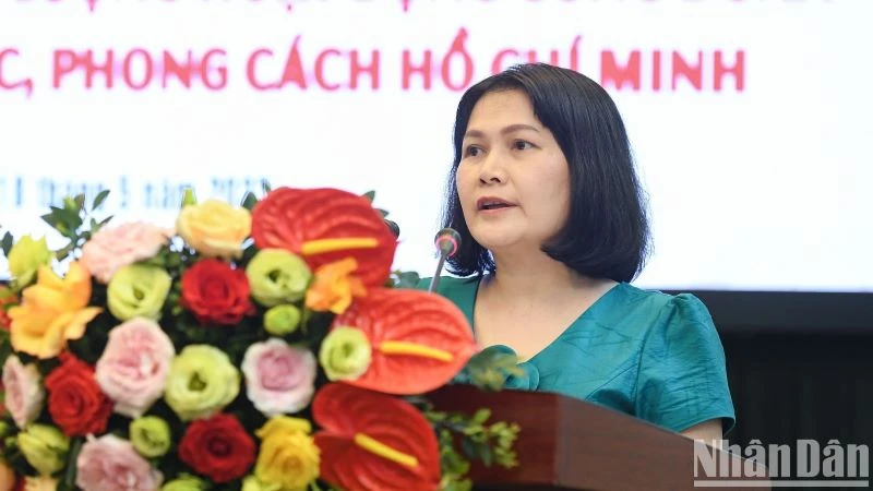 Đồng chí Trần Hà Trang, Phó Chủ tịch Thường trực Công đoàn Nhà xuất bản Chính trị quốc gia Sự thật trình bày tham luận tại tọa đàm. (ẢNH: THÀNH ĐẠT)