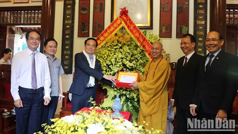 Phó Thủ tướng Trần Lưu Quang cùng các đại biểu chúc mừng tại chùa Phật tích, huyện Tiên Du, tỉnh Bắc Ninh.