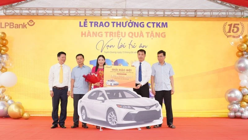 Khách hàng Trần Thị Lành nhận giải đặc biệt là 1 xe ô tô Toyota Camry 2023 trị giá trên 1,1 tỷ đồng.