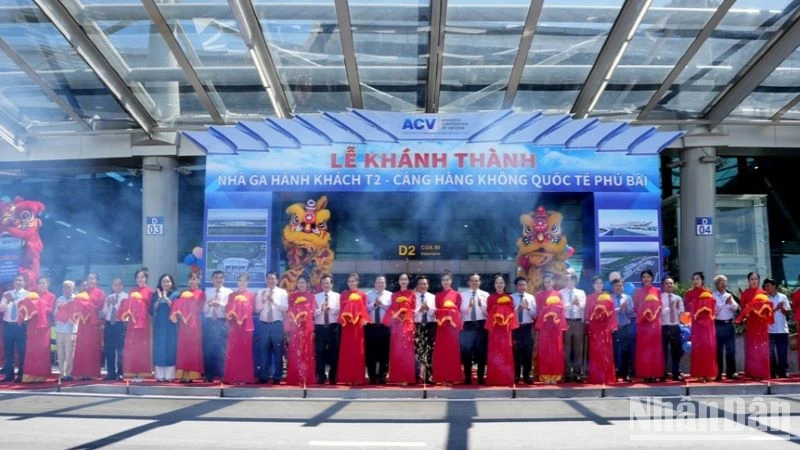 Nghi thức cắt băng khánh thành nhà ga hành khách T2 tại Cảng Hàng không quốc tế Phú Bài.