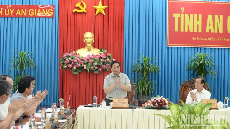 Thủ tướng Phạm Minh Chính phát biểu ý kiến kết luận cuộc làm việc với Ban Thường vụ Tỉnh ủy An Giang.