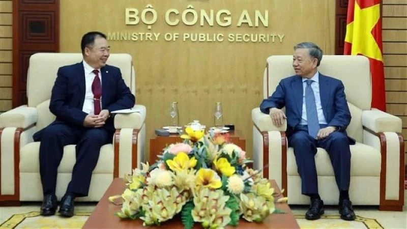 Ðại tướng Tô Lâm, Ủy viên Bộ Chính trị, Bộ trưởng Công an tiếp Tham mưu trưởng Bộ đội Cảnh sát vũ trang nhân dân Trung Quốc Chu Kiến Quốc. (ẢNH: TTXVN)