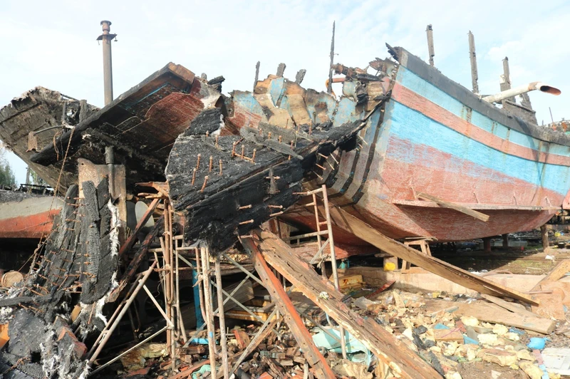 Hình ảnh tàu cá bị tổn thất trong vụ cháy xưởng sửa chữa tàu cá xảy ra tại Bình Thuận ngày 7/12/2023.
