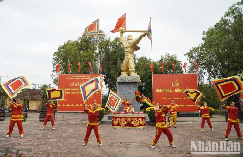 Màn trống trận Tây Sơn do đội nhạc vũ thuộc Bảo tàng Quang Trung (tỉnh Bình Định) biểu diễn. (ẢNH: ĐỨC THỤY)