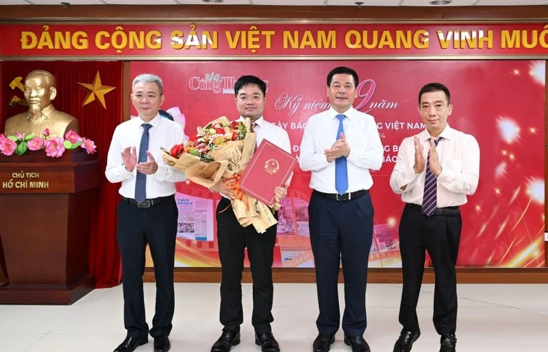 Bộ trưởng Công Thương Nguyễn Hồng Diên trao quyết định công nhận Ngày truyền thống của Báo Công Thương cho tập thể lãnh đạo Báo