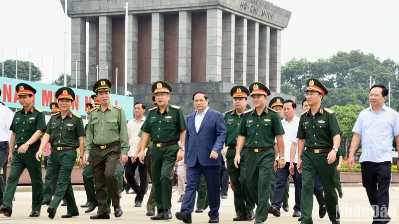 Thủ tướng Phạm Minh Chính đi kiểm trang các hạng mục thuộc công trình Lăng Chủ tịch Hồ Chí Minh. (Ảnh: Trần Hải)