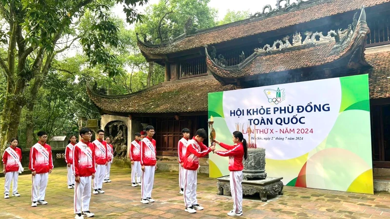 Bà Trần Thị Hoàng Mai, Giám đốc Sở Văn hoá và Thể thao thành phố Hải Phòng trao ngọn lửa thiêng cho đoàn vận động viên rước lửa. Ảnh: baotintuc.vn