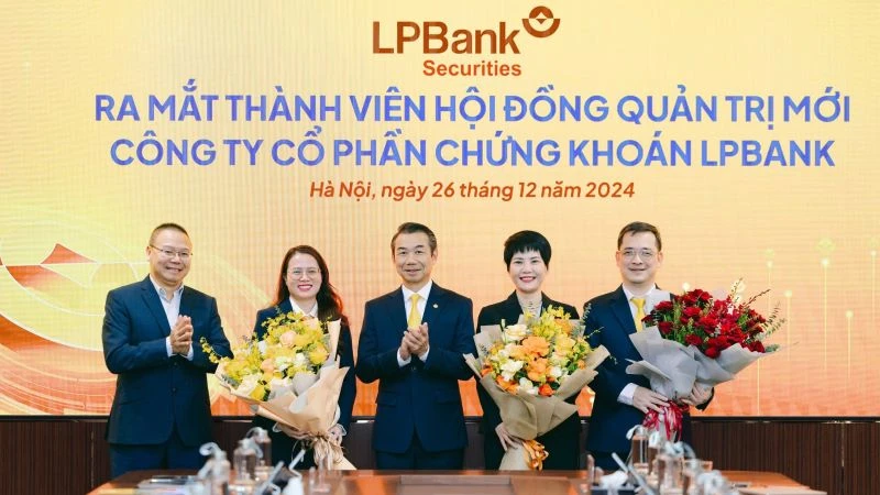 Ông Phạm Phú Khôi (giữa) – Chủ tịch LPBS trao hoa cho các thành viên HĐQT và Tổng Giám đốc LPBS