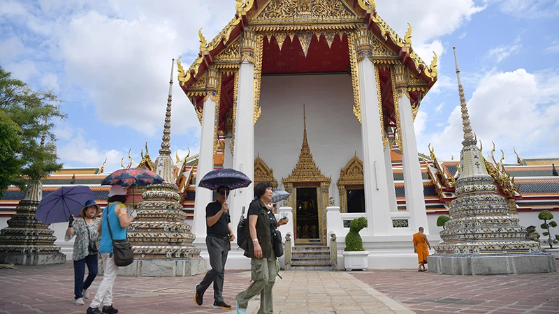 Du khách tham quan Wat Pho, một trong những chùa lớn nhất ở Bangkok của Thái Lan. (Ảnh: ĐINH TRƯỜNG)