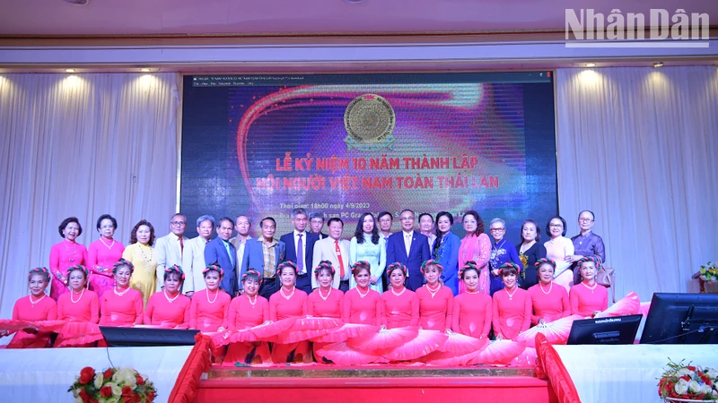 Các đại biểu tham dự lễ kỷ niệm 10 năm thành lập Hội người Việt Nam toàn Thái Lan. (Ảnh: ĐINH TRƯỜNG)