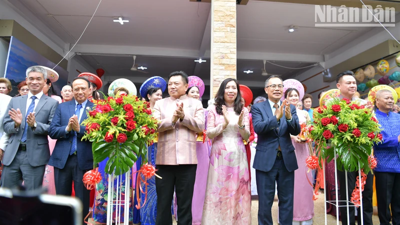 Thứ trưởng Ngoại giao Lê Thị Thu Hằng và các đại biểu tại lễ khánh thành trụ sở Hội người Việt Nam tỉnh Udon Thani, Thái Lan. (Ảnh: ĐINH TRƯỜNG)