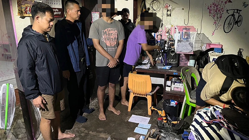 Cảnh sát Thái Lan bắt giữ 2 đối tượng tình nghi cải tạo súng trái phép tại tỉnh Yala. (Ảnh: Bangkok Post)