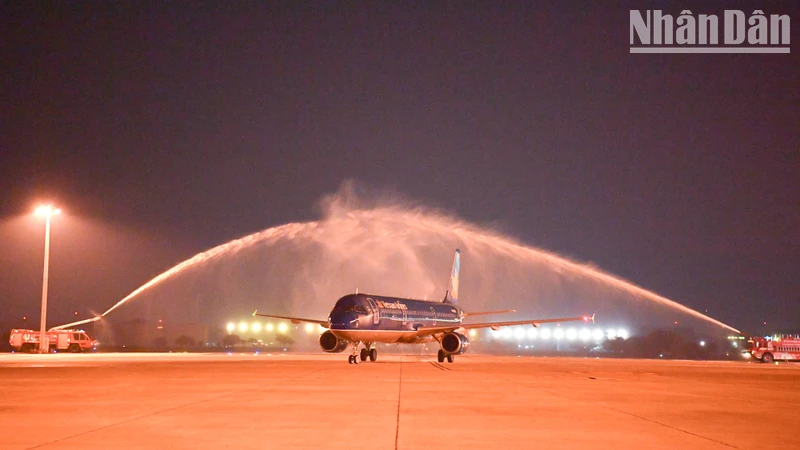 Nghi lễ phun nước chào mừng đường bay Đà Nẵng-Don Mueang (Thái Lan) của Vietnam Airlines. (Ảnh: ĐINH TRƯỜNG)