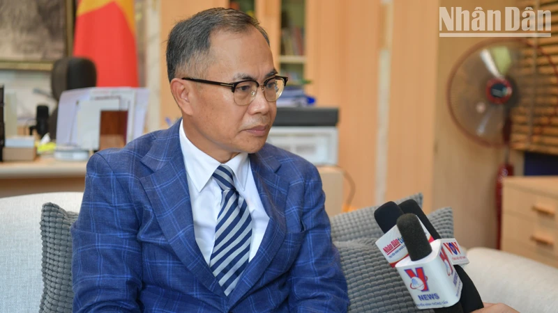 Đại sứ Việt Nam tại Thái Lan Phan Chí Thành trả lời phỏng vấn báo chí. 