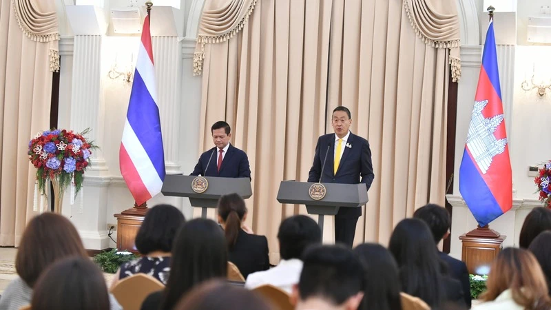 Thủ tướng Thái Lan Srettha Thavisin (phải) và Thủ tướng Campuchia Hun Manet chủ trì họp báo. (Ảnh: Văn phòng Thủ tướng Thái Lan)