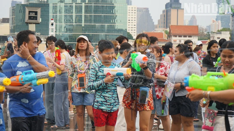 Người dân Thái Lan và du khách tham gia hoạt động té nước trong Tết Songkran. (Ảnh: ĐINH TRƯỜNG)