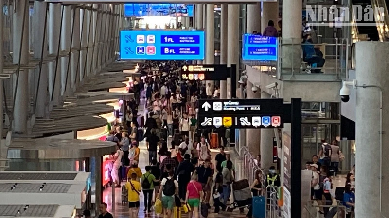 Từ đầu năm đến nay, sân bay quốc tế Suvarnabhumi của Thái Lan luôn đông nghịt du khách nhập cảnh. (Ảnh: XUÂN SƠN)