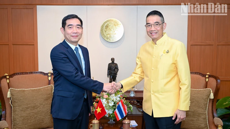 Đại sứ Phạm Việt Hùng (trái) tới chào xã giao Bộ trưởng Ngoại giao Thái Lan Maris Sangiampongsa. (Ảnh: Đại sứ quán Việt Nam tại Thái Lan)