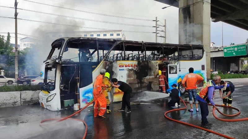 Các tình nguyện viên nỗ lực dập tắt đám cháy. (Ảnh: Fire & Rescue Thailand)