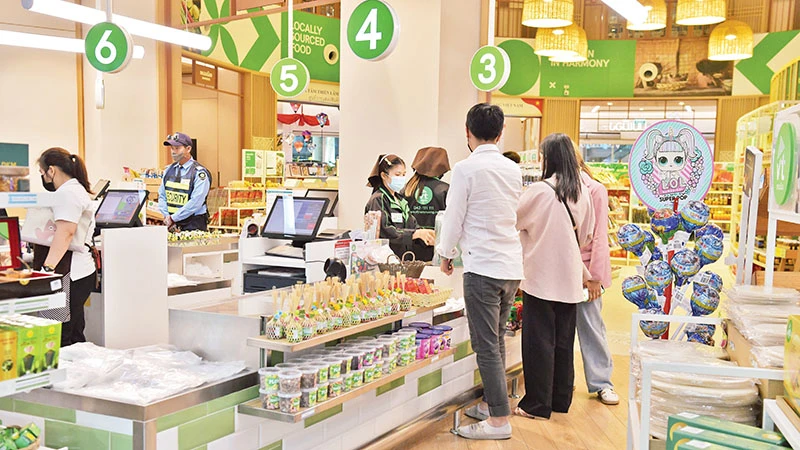 Rất đông khách tới mua hàng và ăn uống tại trung tâm ẩm thực, thương mại VT Namnueng