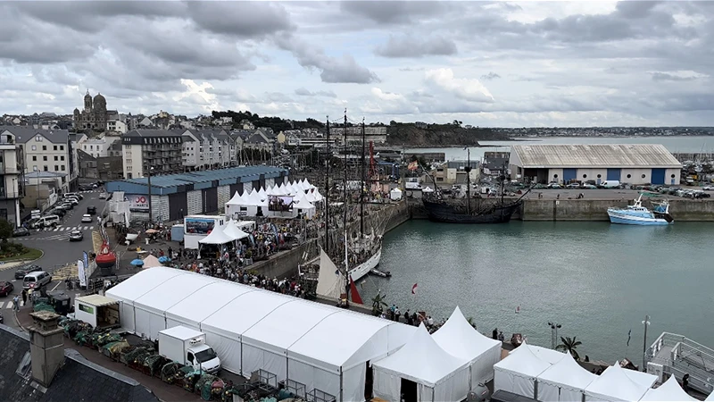 Toàn cảnh triển lãm 100 năm thuyền và nghề cá tại Granville-Normandie.