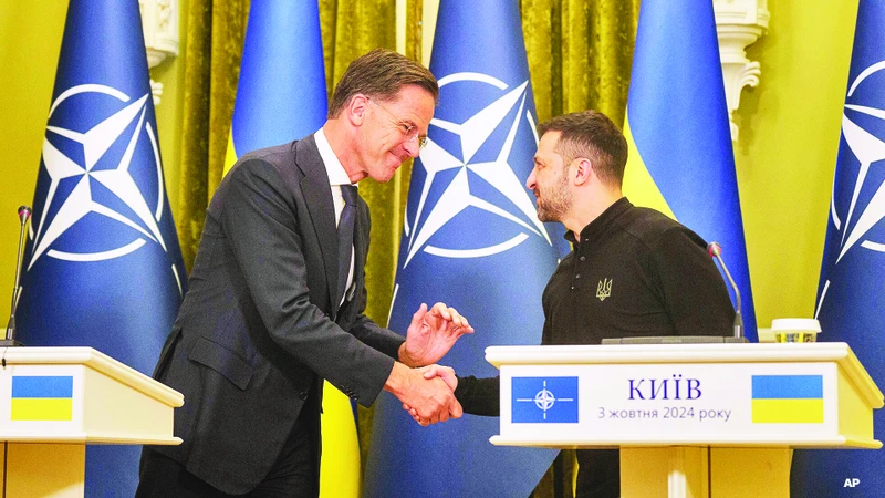 Tổng Thư ký NATO Mark Rutte (trái) và Tổng thống Ukraine Volodymyr Zelensky bắt tay sau cuộc họp báo tại Kiev ngày 3/10. Ảnh | AFP