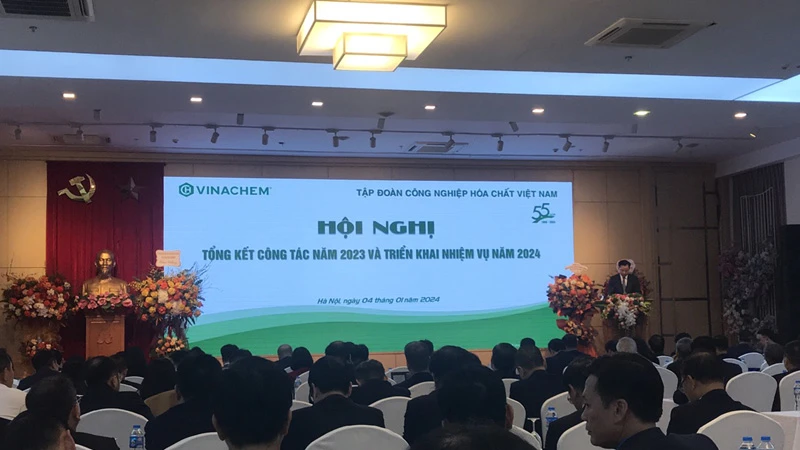 Phó Tổng Giám đốc Vinachem Nguyễn Hữu Tú trình bày báo cáo tại Hội nghị.