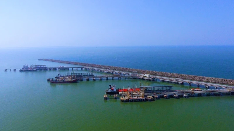 Xuất bán sản phẩm xăng dầu bằng đường biển của BSR tại khu kinh tế Dung Quất.