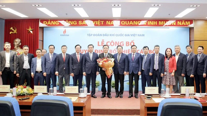 Lãnh đạo Ủy ban Quản lý Vốn Nhà nước, Đảng ủy Khối Doanh nghiệp Trung ương, PVN chúc mừng Tân Tổng Giám đốc PVN Lê Ngọc Sơn.