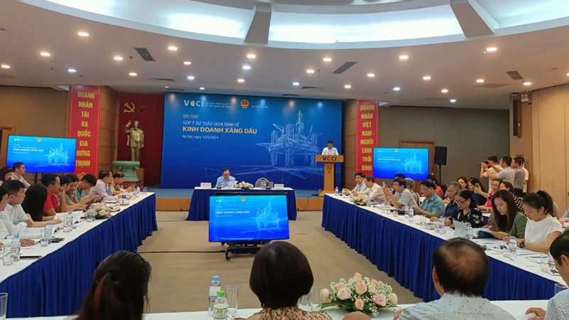 Phó Tổng thư ký kiêm Trưởng ban Pháp chế VCCI Đậu Anh Tuấn phát biểu tại hội thảo.