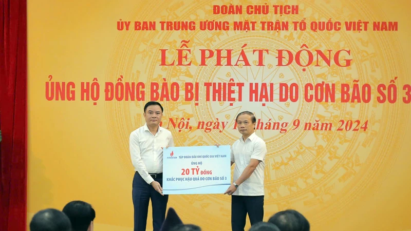 Lãnh đạo PVN trao ủng hộ đồng bào bị thiệt hại của cơn bão số 3.