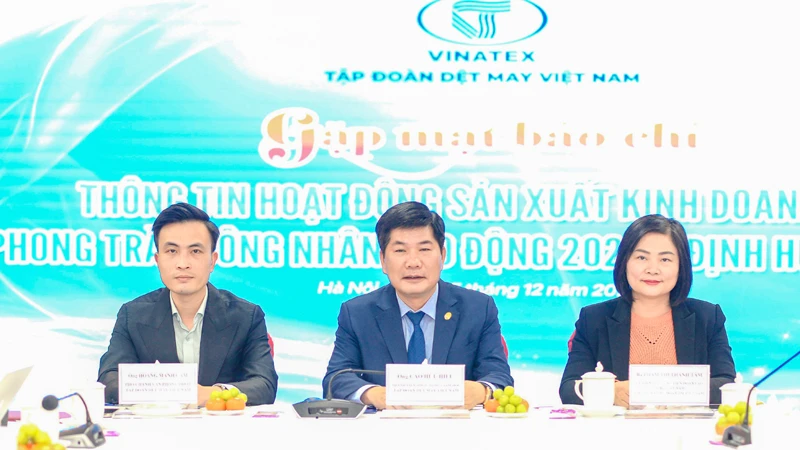 Lãnh đạo Vinatex tại buổi gặp mặt báo chí