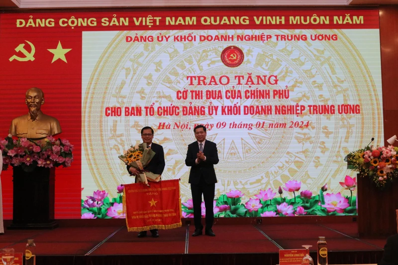 Ban Tổ chức Đảng ủy Khối Doanh nghiệp Trung ương đón nhận Cờ thi đua của Thủ tướng Chính phủ.