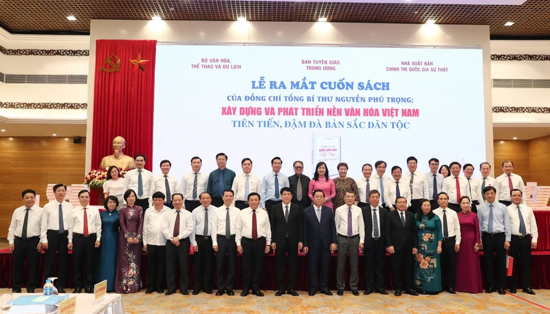 Quang cảnh gian trưng bày sách của Tổng Bí thư "Xây dựng và phát triển nền văn hóa Việt Nam tiên tiến, đậm đà bản sắc dân tộc".