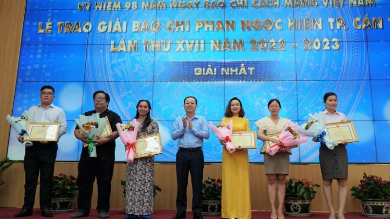 Bí thư Thành ủy Cần Thơ Nguyễn Văn Hiếu trao giải cho các cá nhân đoạt Giải nhất.
