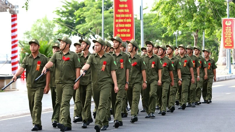 Lực lượng tham gia bảo vệ an ninh, trật tự ở cơ sở thành phố ra mắt tại buổi lễ.