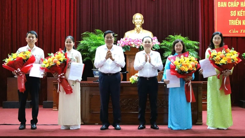 Lãnh đạo Thành ủy Cần Thơ tặng hoa chúc mừng các đồng chí được chỉ định tham gia Ban Chấp hành Đảng bộ thành phố.