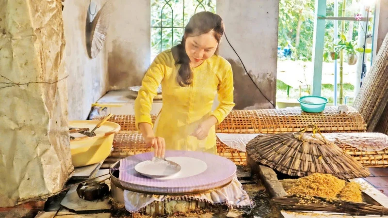 Sản xuất bánh tráng tại cù lao Mây.