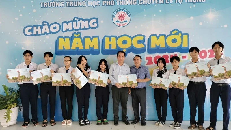 Đại diện Báo Nhân Dân và lãnh đạo, học sinh Trường chuyên Lý Tự Trọng.