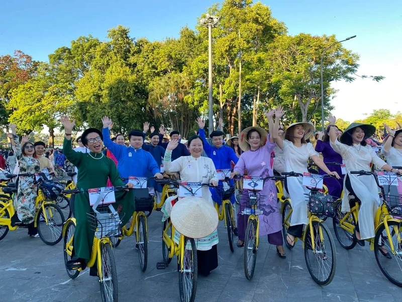 Hoạt động mặc áo dài diễu hành xe đạp từng được Câu lạc bộ Đình làng Việt tổ chức tại thành phố Huế. (Ảnh: Ban tổ chức cung cấp).