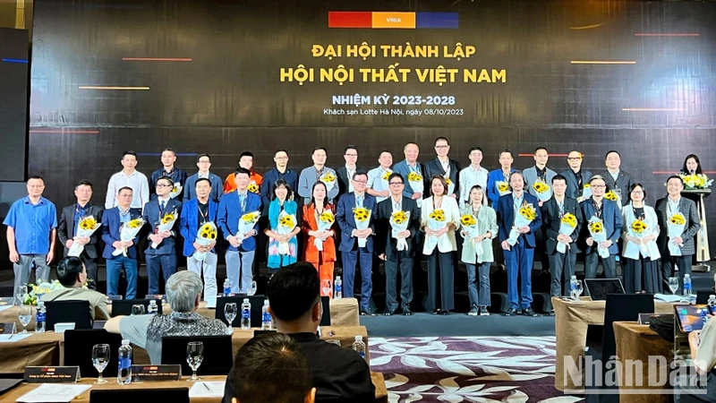 Các thành viên Ban Chấp hành Hội Nội thất Việt Nam nhiệm kỳ 2023-2028 ra mắt tại Đại hội.