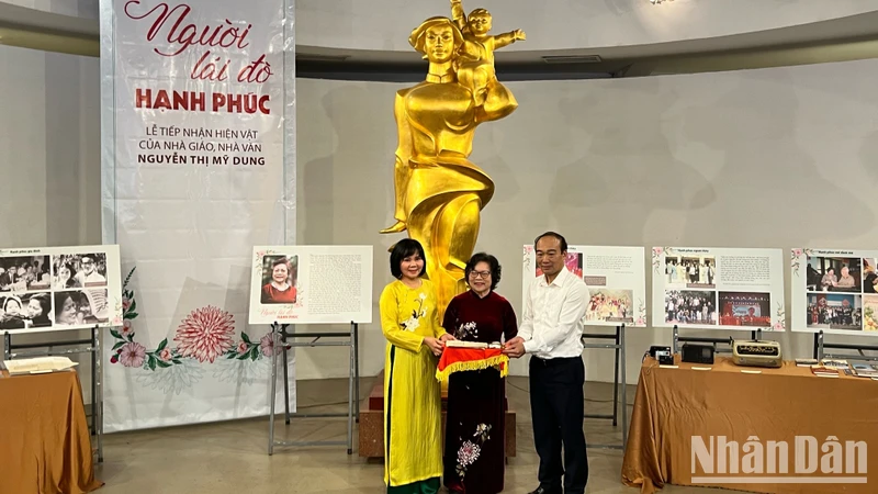 Đại diện Bảo tàng Phụ nữ Việt Nam tiếp nhận hiện vật từ nhà giáo, nhà văn Nguyễn Thị Mỹ Dung (người đứng giữa).