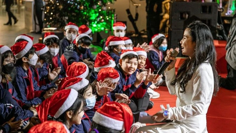 Sự kiện "Ngôi làng Giáng sinh" đã mang nghệ thuật và niềm vui đến với nhiều thiếu nhi Việt Nam (Ảnh: JW Marriott Hà Nội)