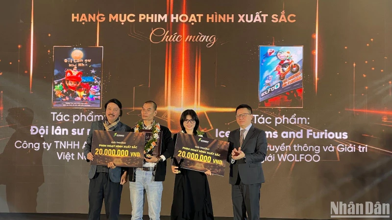 Tổng Biên tập Báo Nhân Dân Lê Quốc Minh và Nghệ sĩ Nhân dân Phạm Ngọc Tuấn trao giải cho hai tác phẩm Phim hoạt hình xuất sắc.