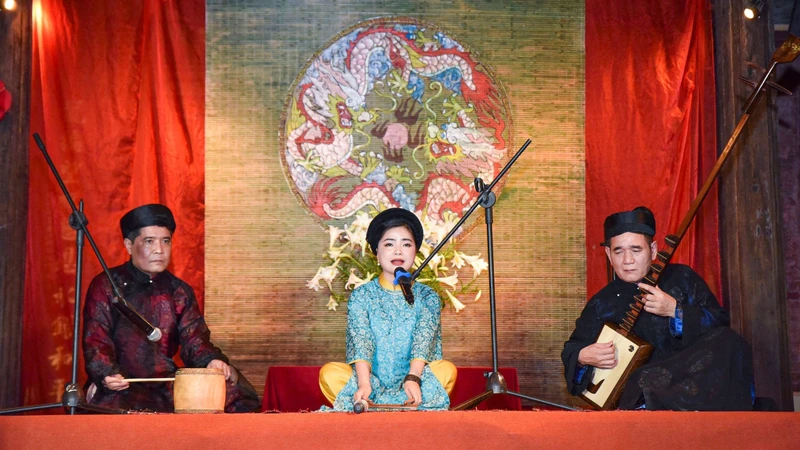 Ca nương Đinh Thị Vân biểu diễn tiết mục “Đào hồng đào tuyết” tại sự kiện.