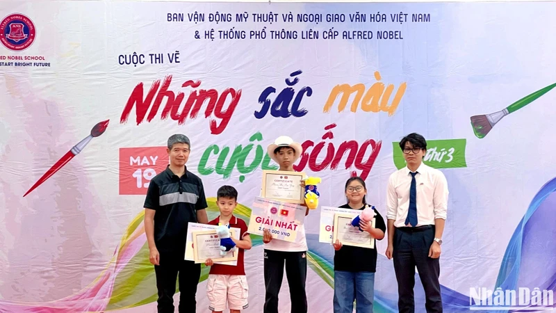 3 "hoạ sĩ nhí" được vinh danh với giải Nhất cuộc thi vẽ "Những sắc màu cuộc sống" lần thứ 3.