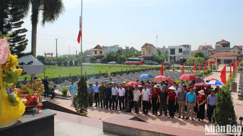 Đoàn công tác dâng hương tưởng niệm tại Nghĩa trang liệt sĩ xã Hà Thanh.