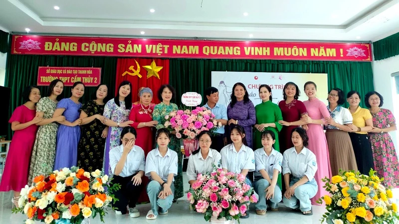 Đại diện giáo viên và học sinh Trường THPT Cẩm Thủy 2 nhận áo dài do Câu lạc bộ Di sản áo dài Việt Nam trao tặng. (Ảnh: Ban tổ chức)