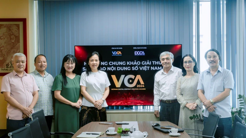 Các thành viên Hội đồng Giám khảo và Ban Tổ chức Giải thưởng VCA 2024 tại cuộc họp chung khảo.