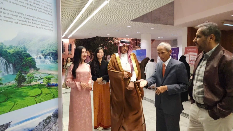 Đại sứ Việt Nam tại Saudi Arabia Đặng Xuân Dũng giới thiệu với các vị khách Trung Đông về di sản văn hóa Việt Nam.